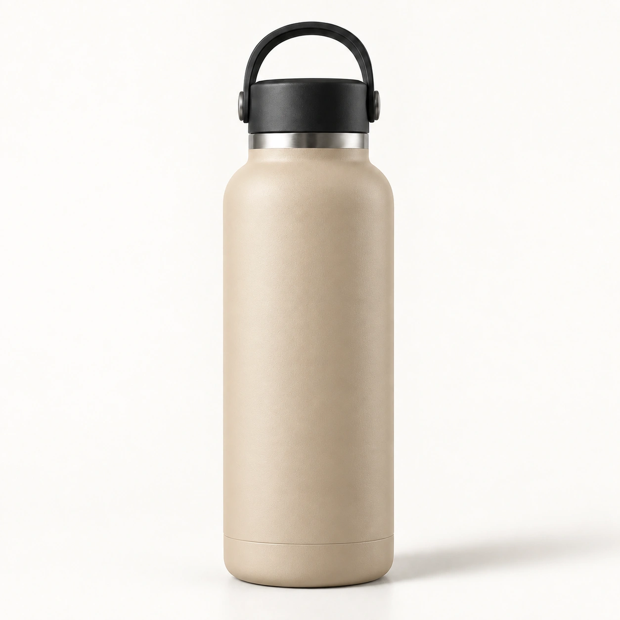 Sand-colored Fjell 500 water bottle with a black carrying handle on a light background