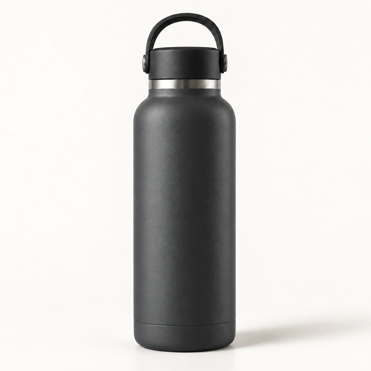 Anthracite Fjell 500 drinking bottle with black carrying handle on a light background